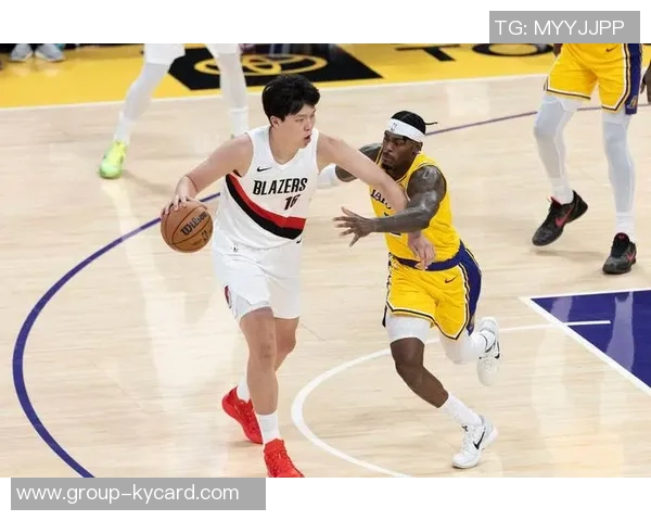 美媒称杨瀚森逐渐融入球队与夏普默契如开拓者的申京与阿门 美媒称杨瀚森逐渐融入球队与夏普默契如开拓者的申京与阿门