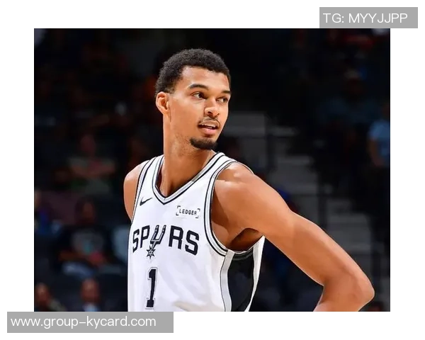 张佳玮解析马刺战术文班拿防守篮板后迅速推进全队快攻策略