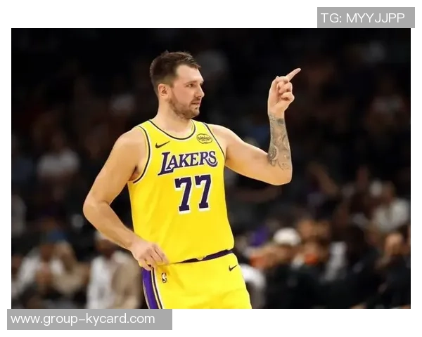 老詹开心点赞东契奇罚球失手未能达成50分替补席队友乐开怀 老詹开心点赞东契奇罚球失手未能达成50分替补席队友乐开怀